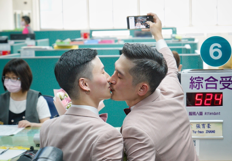2019年5月、アジア初の同性婚可能国となった台湾で、開始初日に同性カップル300組以上が婚姻届を提出した。